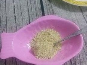 .黄豆炒熟打粉。不喜欢黄豆粉的可以不加。我炒好的黄豆粉很多。就用上了。沾上黄豆粉煤球吃起来格外香。