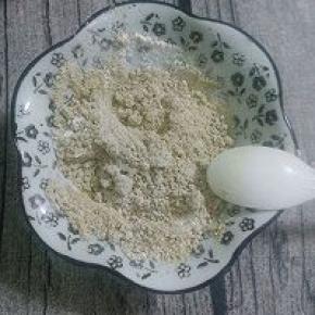 花生加少许炒熟的糯米粉放在搅拌机里打成粉末，不用打太碎，带点颗粒口感更好。