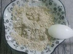 花生加少许炒熟的糯米粉放在搅拌机里打成粉末，不用打太碎，带点颗粒口感更好。