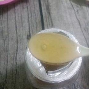 锅中加入10g奶粉、30g蜂蜜、30g白糖、180g左右的温水拌匀
(1)小火将锅中的原料煮开，加入剩余的糯米粉以及黑芝麻粉末
(2)小火加热，一边加热的过程中一边用勺子不停的搅动将原料充分混合，直到煮到原料呈现十分浓稠的状态关火
(3)趁热加入两小勺速溶咖啡粉，继续搅拌混合均匀，放凉备用。