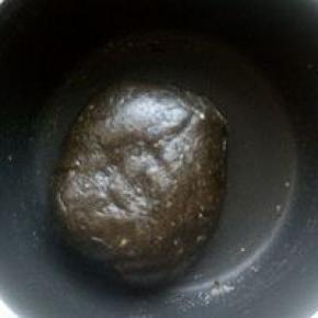 (1)小火将锅中原料煮开，加入剩余的糯米粉以及黑芝麻粉末
(2)小火加热，一边加热的过程中一边用勺子不停的搅动将原料充分混合，直到煮到原料呈现十分浓稠的状态关火
(3)趁热加入两小勺速溶咖啡粉，继续搅拌混合均匀，放凉备用。一点不粘锅。很简单吧。