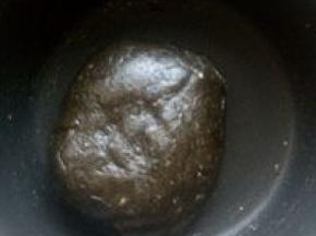(1)小火将锅中原料煮开，加入剩余的糯米粉以及黑芝麻粉末
(2)小火加热，一边加热的过程中一边用勺子不停的搅动将原料充分混合，直到煮到原料呈现十分浓稠的状态关火
(3)趁热加入两小勺速溶咖啡粉，继续搅拌混合均匀，放凉备用。一点不粘锅。很简单吧。