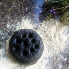 尝试一下吧。很好吃。不会让你失望滴。真像一个煤球有木有？