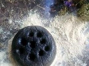 尝试一下吧。很好吃。不会让你失望滴。真像一个煤球有木有？