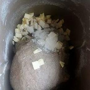 除黄油，酵母，盐外其余材料面包机揉成团十分钟，在加剩余材料和面20分钟。