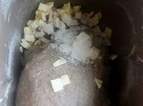 除黄油，酵母，盐外其余材料面包机揉成团十分钟，在加剩余材料和面20分钟。