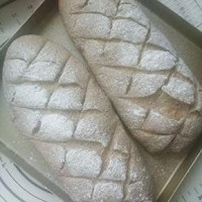 发酵好的面团撒上高粉用刀划开。成菱形状。我的刀子不是很利。切口不漂亮。预热烤箱180度20分钟。