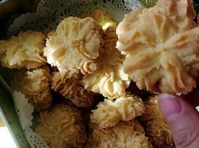 酥油曲奇，花纹很清晰漂亮。烤好的曲奇怎么样？。花纹挺好吧。