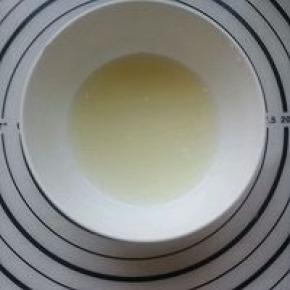 牛奶加糖粉加热放冷备用