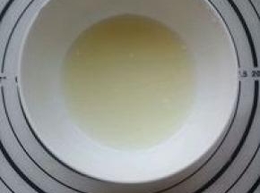 牛奶加糖粉加热放冷备用