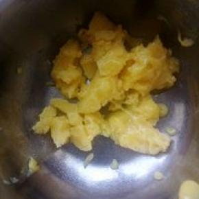 酥油颜色比黄油深点，酥油常温软化