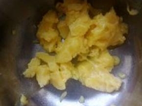 酥油颜色比黄油深点，酥油常温软化
