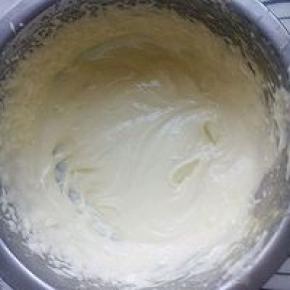酥油打发颜色变浅。体积变大。分次加入牛奶。搅拌均匀。