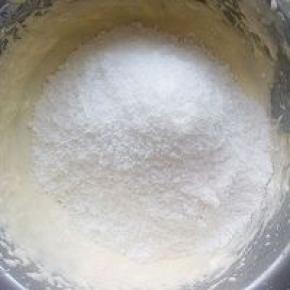 加入低筋粉和椰丝搅拌均匀就行。不需要过度搅拌。