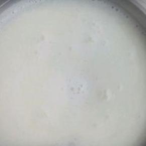 牛奶加热开始冒泡的时候就可以关火了。小心溢出来。