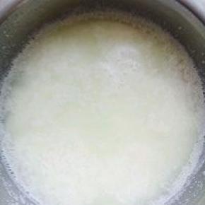 迅速倒入过滤好的柠檬汁快速搅拌。出现这样的情况有些结块才是正常的。