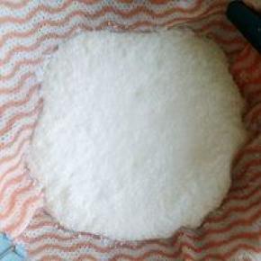 放凉以后准备好长行的瓶子或者合适的容器。或者悬空挂起来。我用的做酸奶的盒子。用纱布或者厨房巾用夹子固定好。倒入冷却的牛奶，上面的这个就是奶酪了盆子下面的就是乳清了