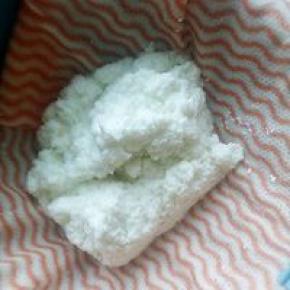 概挤出乳清。明显看到奶酪干了好多。