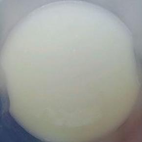 控好的乳清有着淡淡的黄色。做面包，蛋糕，饮料，甚至是面膜都是极好的东东。