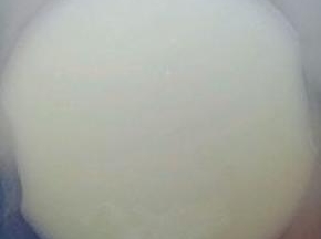 控好的乳清有着淡淡的黄色。做面包，蛋糕，饮料，甚至是面膜都是极好的东东。