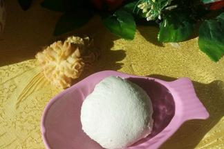 做好的奶酪，水份要控的干，放冰箱冷藏。水份多的容易变质啊。加了淡奶油更顺滑香甜一些。