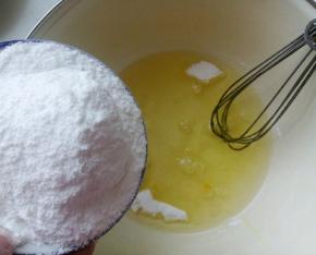 蛋白加入糖粉，用手动打蛋器搅打均匀