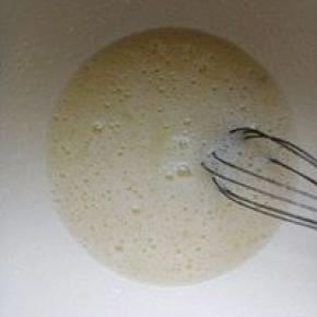 轻轻的搅拌至糖粉溶化即可，无需打发