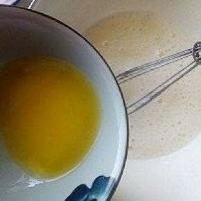 加入溶化的黄油液体，搅拌均匀