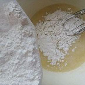 加入过筛的低筋面粉及玉米淀粉，盐