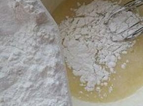 加入过筛的低筋面粉及玉米淀粉，盐