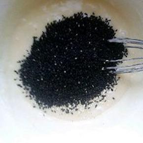 用手动打蛋器搅拌均匀加入黑芝麻及白芝麻