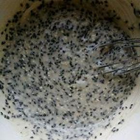 用手动打蛋器轻轻搅拌，成浓稠的面糊即可