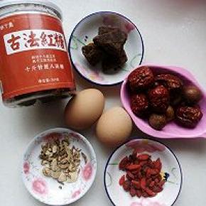准备好材料，鸡蛋洗干净先煮熟，除红糖外其余材料洗干净放在砂锅