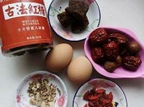 准备好材料，鸡蛋洗干净先煮熟，除红糖外其余材料洗干净放在砂锅