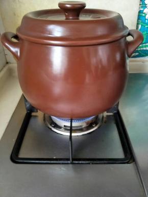 砂锅水开了转中火炖煮30分钟。