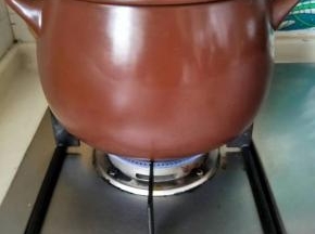 砂锅水开了转中火炖煮30分钟。