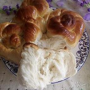 送入预热180℃的烤箱，下层，上下火，25分钟左右出炉后立即刷融化的黄油.