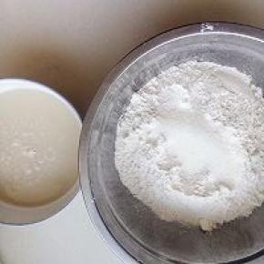 酵头中的原料混匀，用温水先化了酵母后再混合面粉