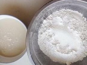 酵头中的原料混匀，用温水先化了酵母后再混合面粉