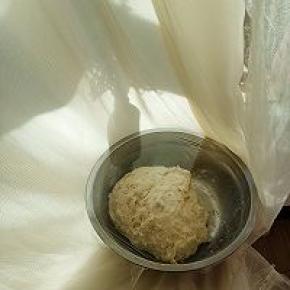 放在阳台上，记住拉住窗帘，否则表面会被烤熟嘚