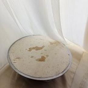 放温暖处发至膨胀后回落，内部呈蜂窝状