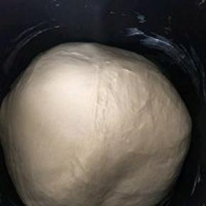 加入黄油揉至扩展阶段，放温暖处发至约2倍大