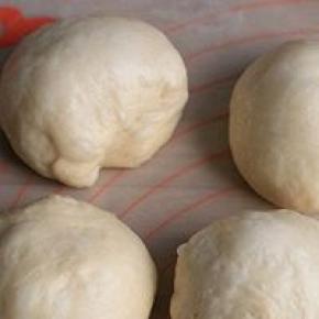 将面团取出，平均分割成6份