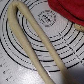 立即将面团搓成条状，然后搓到约1米长。两边对折。