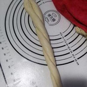 将面团两头相接，左手固定住对折的地方，右手向内搓约2圈。
