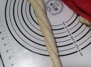 将面团两头相接，左手固定住对折的地方，右手向内搓约2圈。