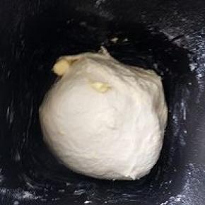 将1与主面团中除黄油以外的所有原料放在一起揉至面筋扩展，表面光滑