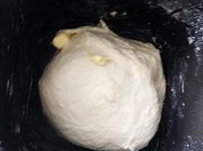 将1与主面团中除黄油以外的所有原料放在一起揉至面筋扩展，表面光滑