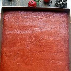 熬好的果酱倒在烤盘里，用刮刀刮平整。两斤正好一烤盘。山楂不能太少，太少了做好的就没有山楂糕的感觉了。