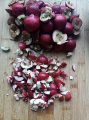 山楂洗净去籽，留下果肉。切小块。放料理机打碎。